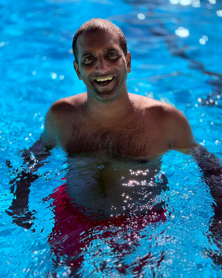 Shiva de Winter, oprichter van Zwemschool De Winter Sport, aan de badrand