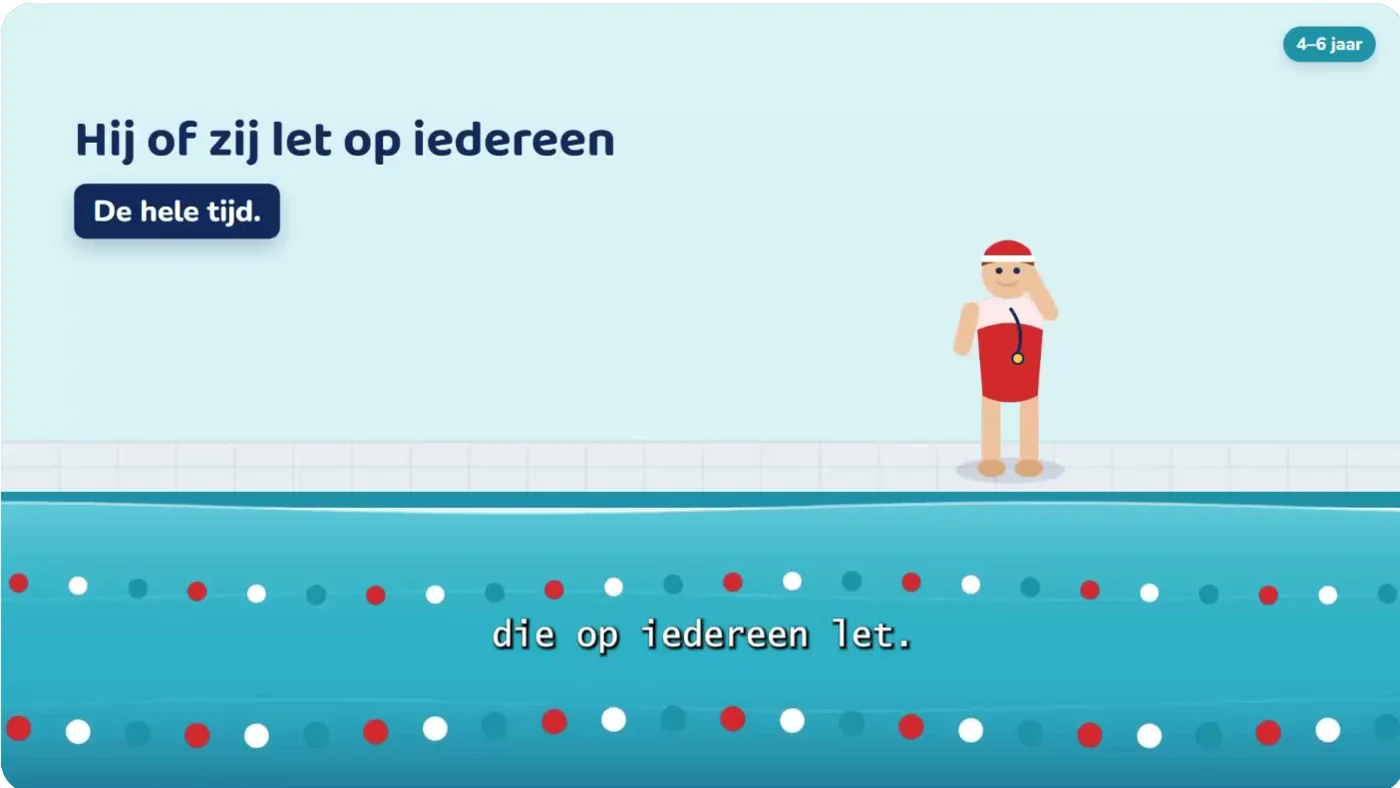 Still uit een echte WaterZeker-videoles: een cartoon-badmeester legt een waterveiligheidsregel uit, met ondertiteling