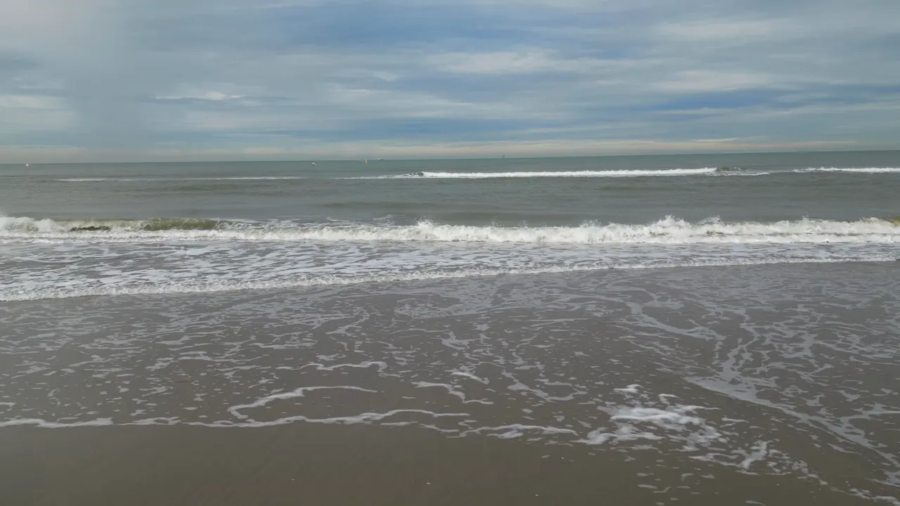Rustige branding van de Noordzee op een Nederlands strand