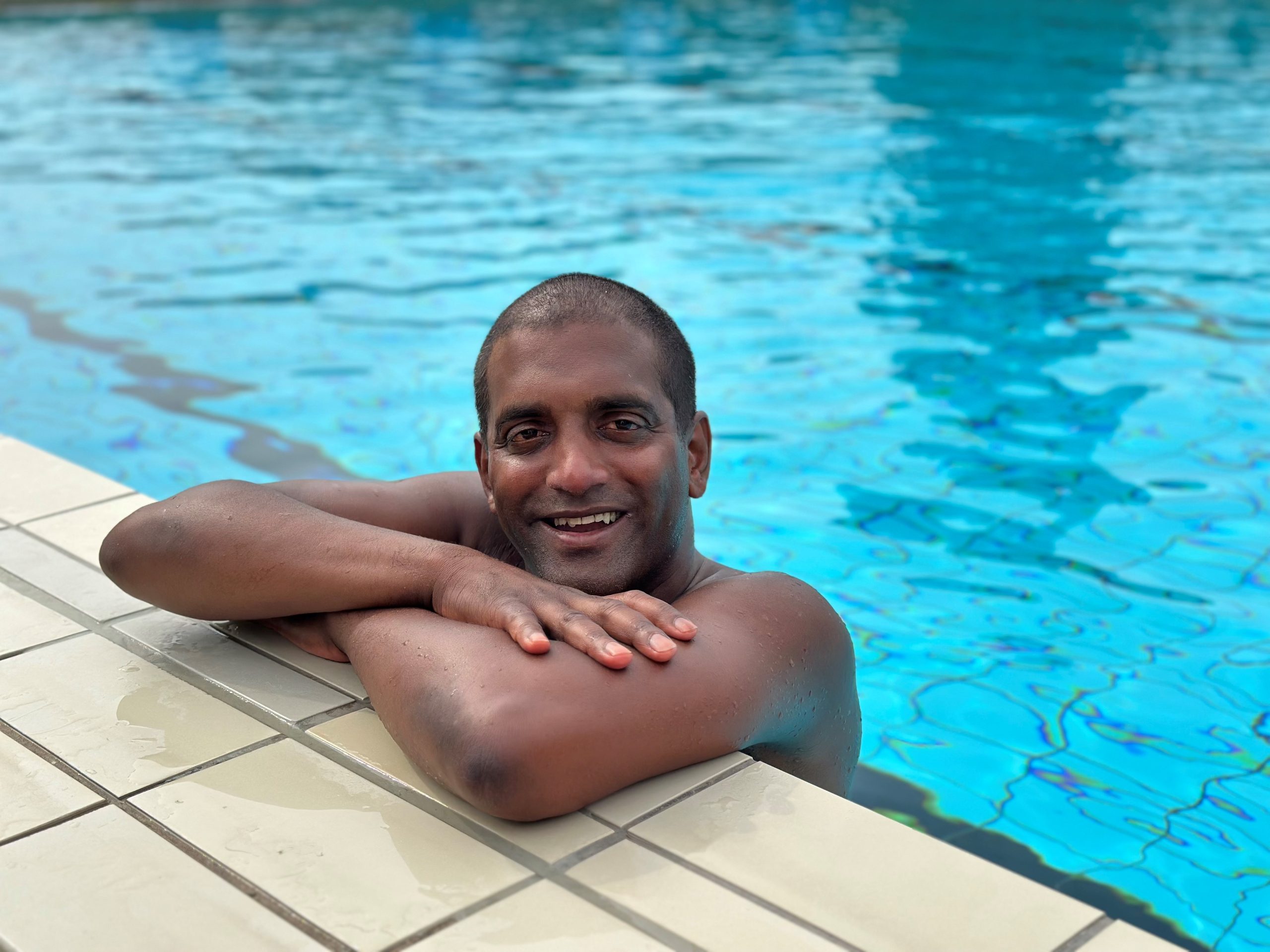 Shiva de Winter in het zwembad, oprichter van Zwemschool De Winter Sport